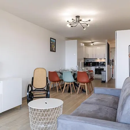Spacious 2Bdr Renovated - Ac - Pool - Parking Apartmán
