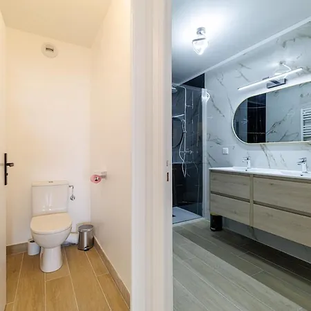 Spacious 2Bdr Renovated - Ac - Pool - Parking Apartament *
